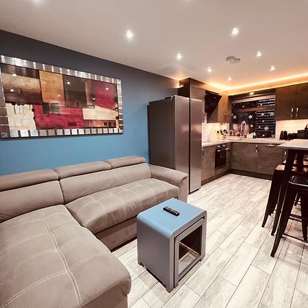 Modern Suites -5 Bedroom House- With Free Parking Birmingham City Экстерьер фото