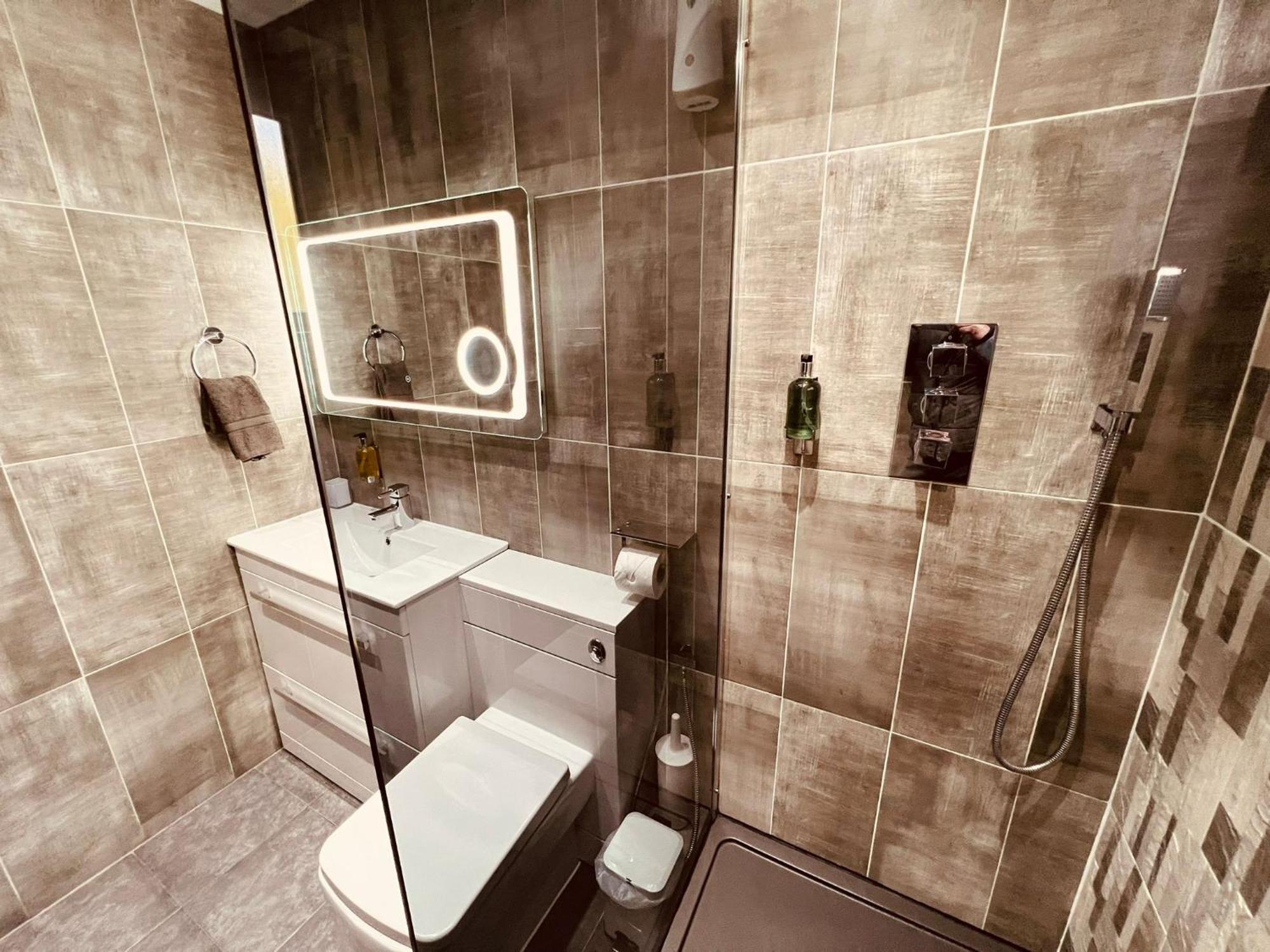 Modern Suites -5 Bedroom House- With Free Parking Birmingham City Экстерьер фото