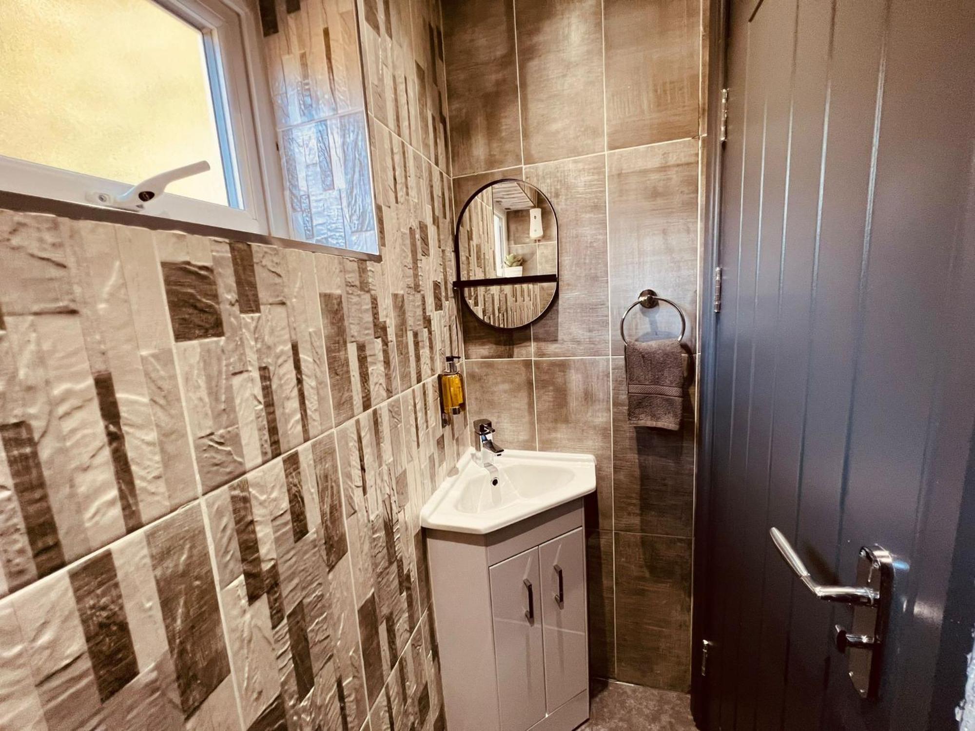 Modern Suites -5 Bedroom House- With Free Parking Birmingham City Экстерьер фото