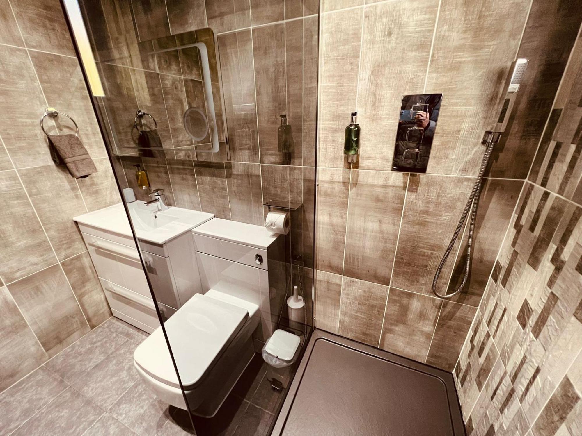 Modern Suites -5 Bedroom House- With Free Parking Birmingham City Экстерьер фото