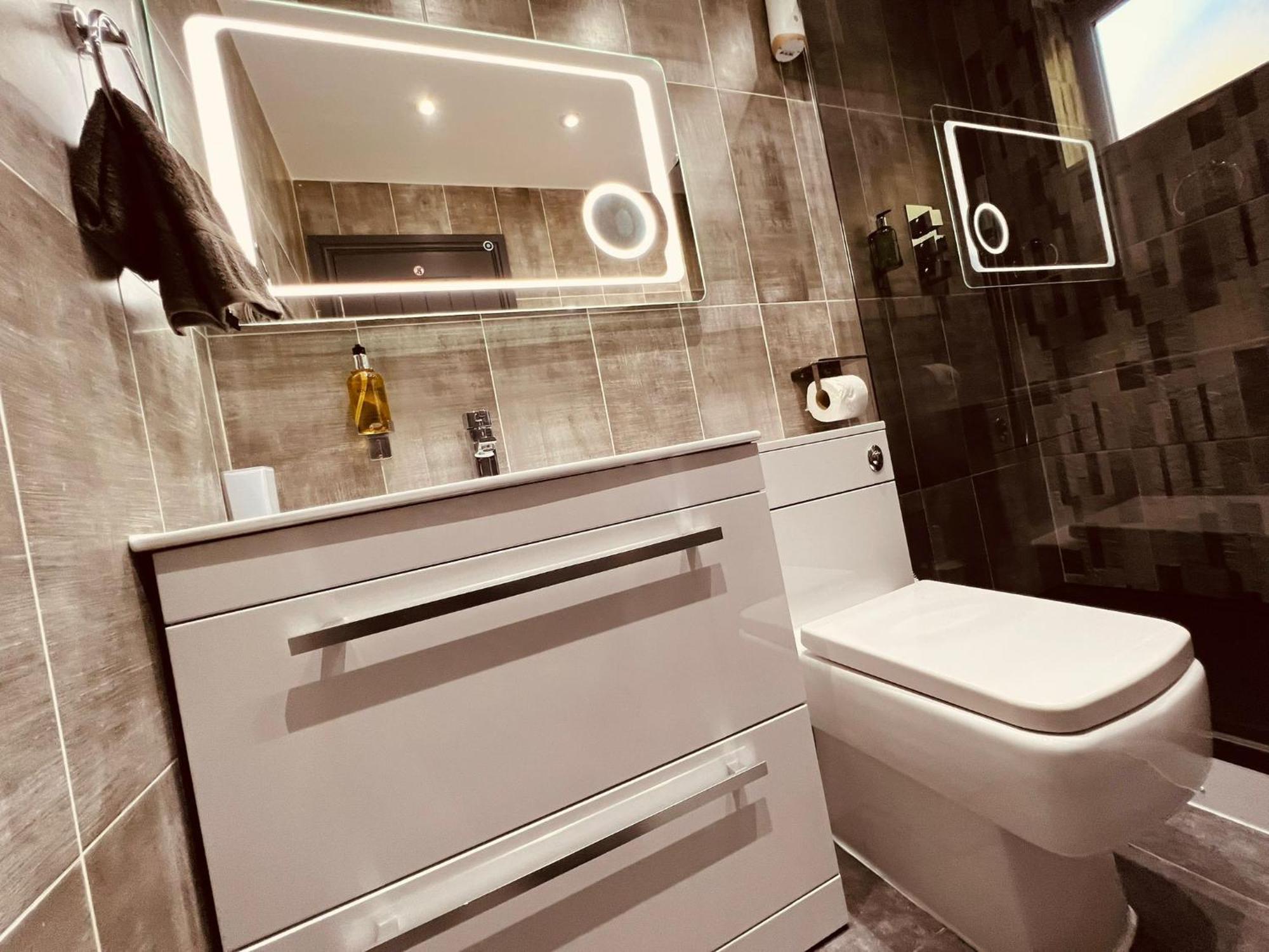 Modern Suites -5 Bedroom House- With Free Parking Birmingham City Экстерьер фото
