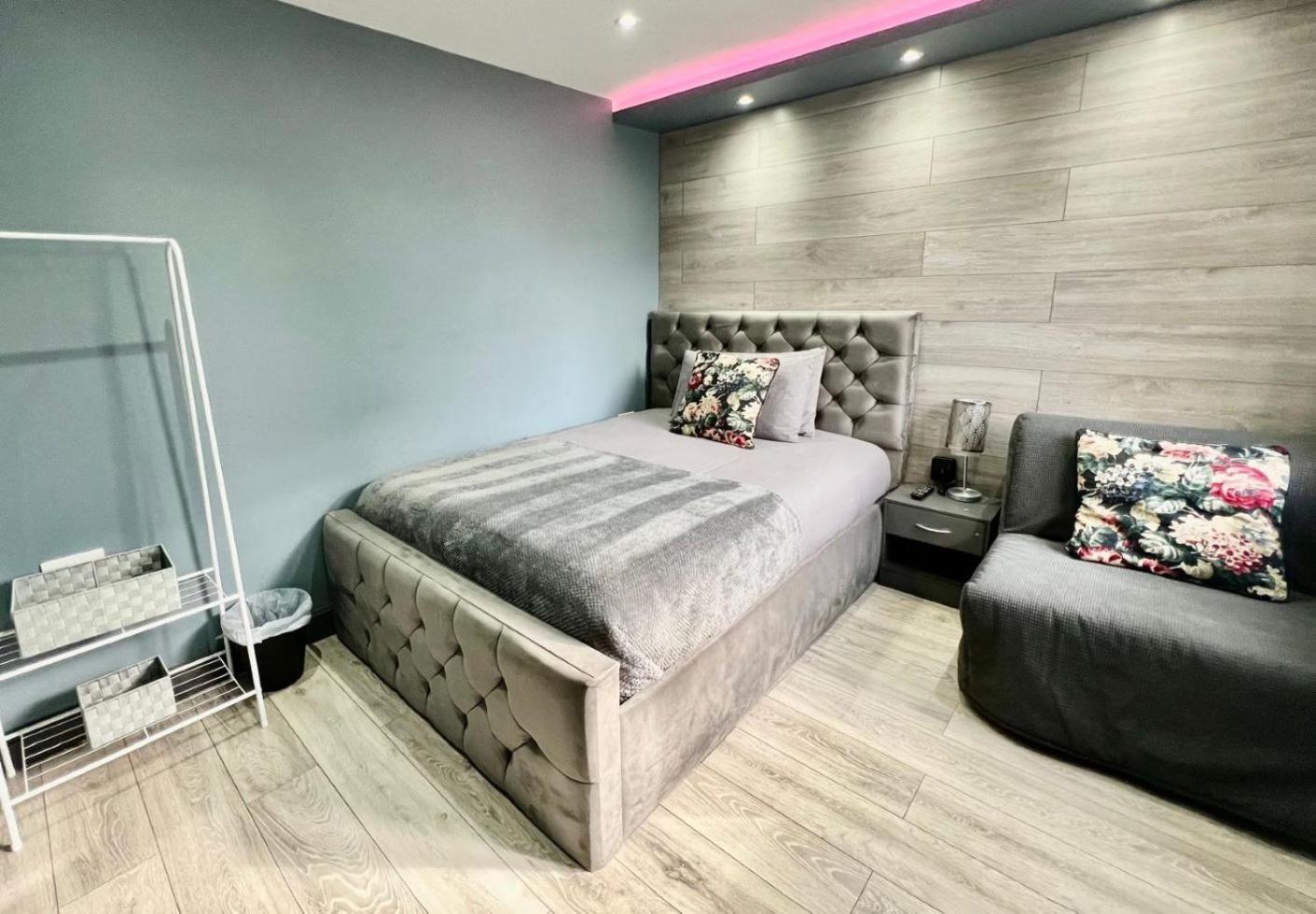 Modern Suites -5 Bedroom House- With Free Parking Birmingham City Экстерьер фото